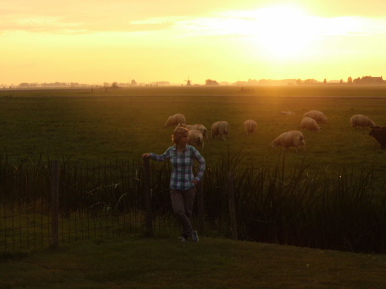Mezelf (Nienke) met op de achtergrond het Friese landschap.